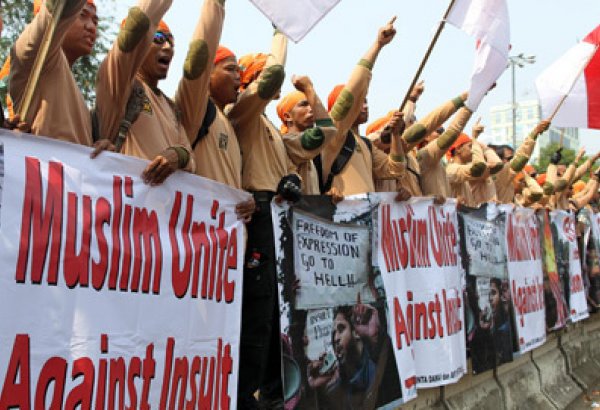 Три тысячи человек приняли участие в акции протеста против фильма "Невинность мусульман" у посольства США в Джакарте