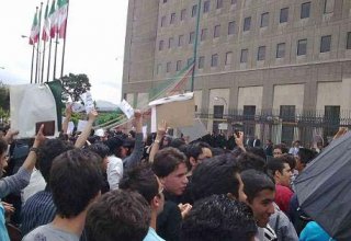 Labor workers of Iran's provinces gather in front of parliament, stage protest