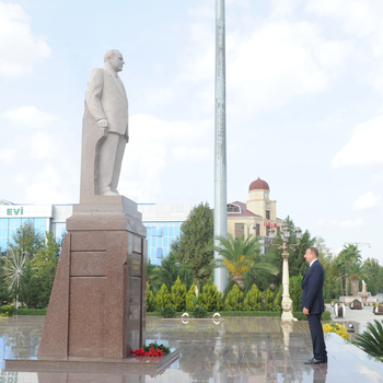 Президент Ильхам Алиев посетил памятник общенациональному лидеру Гейдару Алиеву в Евлахе (ФОТО)