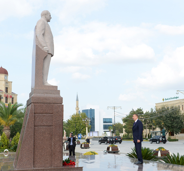 Президент Ильхам Алиев посетил памятник общенациональному лидеру Гейдару Алиеву в Евлахе (ФОТО)