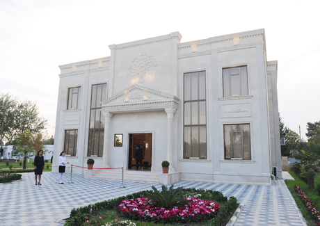 Prezident İlham Əliyev Yeni Azərbaycan Partiyası Zərdab rayon təşkilatının yeni binasının açılışında iştirak edib (FOTO) - Gallery Image