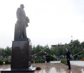 Prezident İlham Əliyev Zərdabda ümummilli lider Heydər Əliyevin abidəsini ziyarət edib (FOTO)