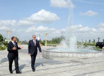 Prezident İlham Əliyev Bərdədə Bayraq Meydanı ilə tanış olub (FOTO)
