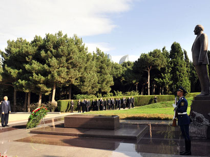 Uzbek President pays respect to national leader Heydar Aliyev (PHOTO)