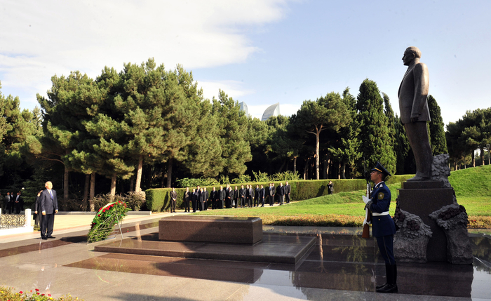 Uzbek President pays respect to national leader Heydar Aliyev (PHOTO)
