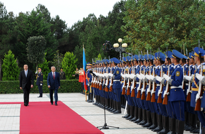 В Баку состоялась церемония официальной встречи Президента Узбекистана (ФОТО)