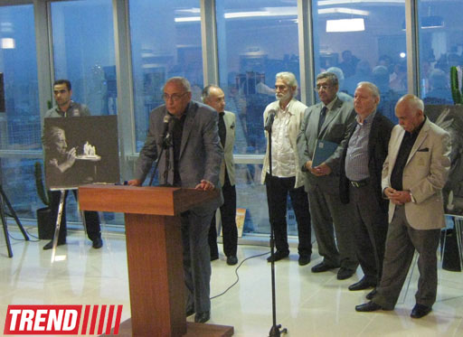 В Баку представлены работы и художественный альбом Саттара Бахлулзаде (фотосессия)