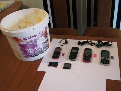 В Гобустанской тюрьме из тайника пластмассового бидона изъяты средства для мобильной связи (фото)