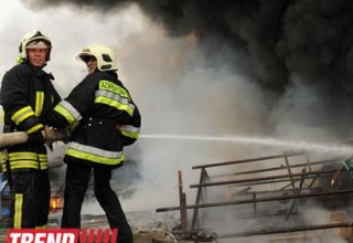 В Хырдалане продолжает гореть  многоэтажное здание