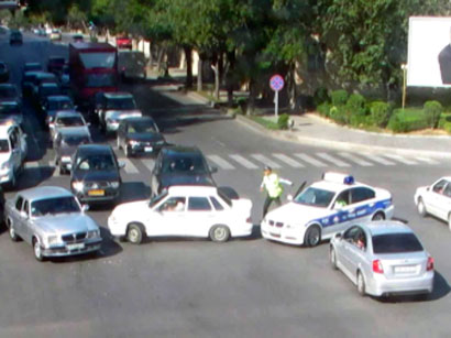 В Баку водитель, не подчинившись требованию полиции, совершил ДТП (ВИДЕО)