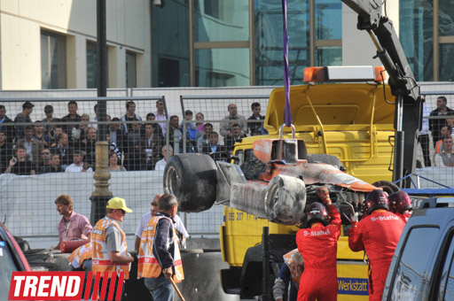Bakıda tarixi “Formula 1” yarışmasının final mərhələsi zamanı braziliyalı pilot qəzaya uğrayıb (FOTO)