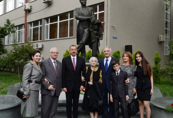 Azerbaijani President unveils monument to prominent Azerbaijani singer Bulbul in Baku (PHOTO)
