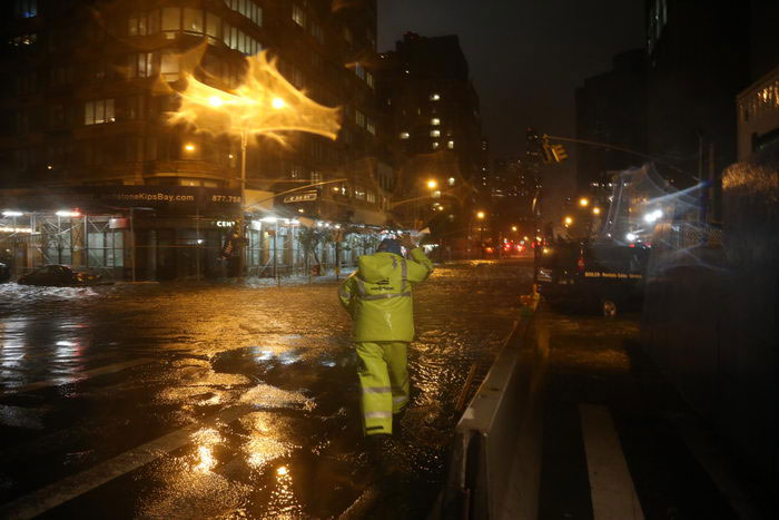 Нью-Йорк из-за урагана остался без бензина, транспортное сообщение ограничено