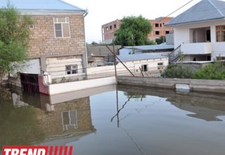 Из-за проливного дождя в Баку затоплен ряд домов