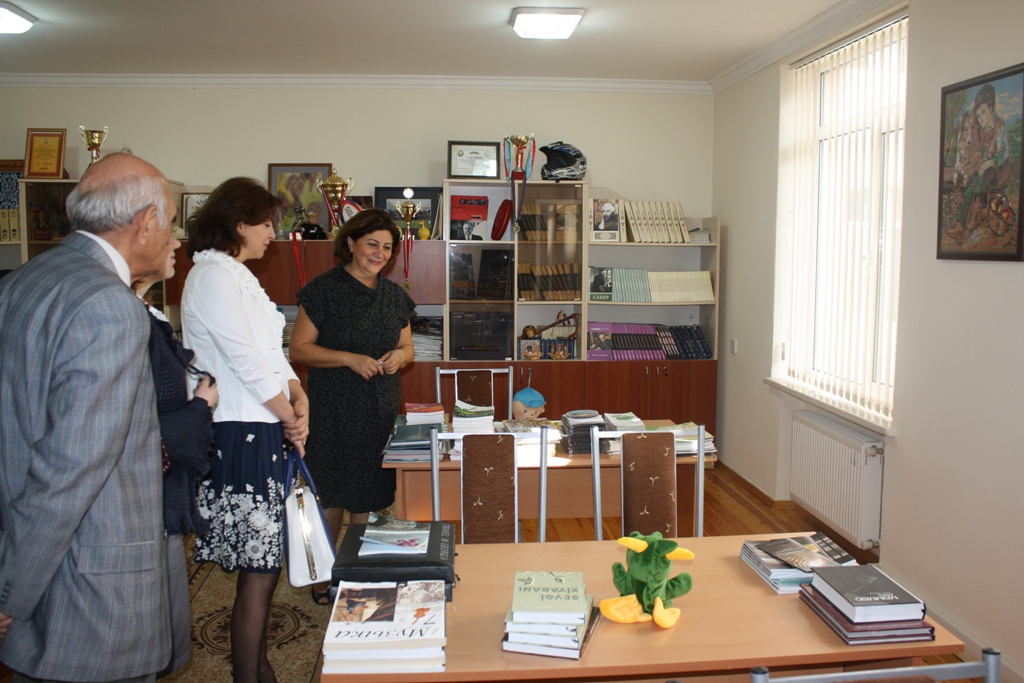 В Баку прошла акция по передаче книг детскому дому (фото)