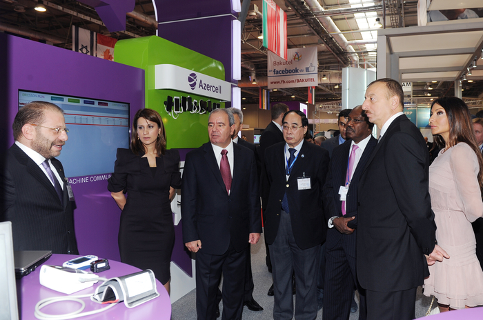 Президент Азербайджана и его супруга принимают участие в открытии выставки Bakutel-2012 (ФОТО)