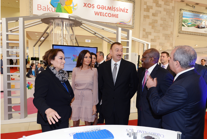 Президент Азербайджана и его супруга принимают участие в открытии выставки Bakutel-2012 (ФОТО)