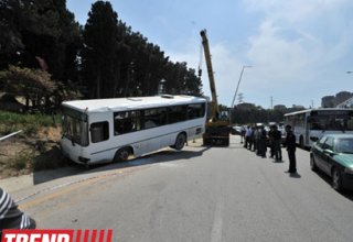 Maştağa yolunda avtobus minik maşını ilə toqquşub, 3 nəfər ölüb