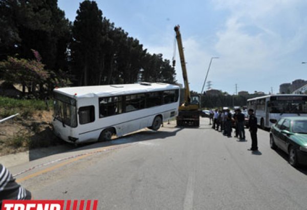 В Баку перевернулся автобус, пострадали восемь человек
