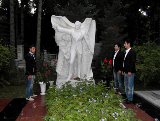 Солисты группы "Джахан" почтили память корифеев азербайджанской культуры и искусства (фото)