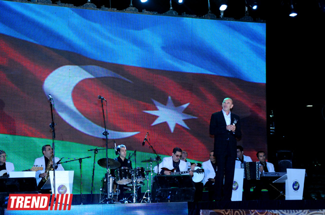 Bakıda Dövlət Bayrağı Günü münasibətilə möhtəşəm konsert təşkil olunub (FOTO)
