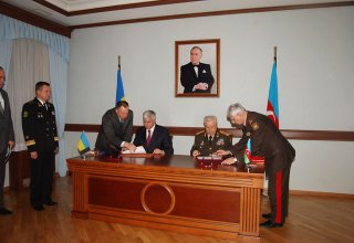 Azerbaijani, Ukrainian Defence Ministries sign cooperation plan for 2013 (PHOTO)