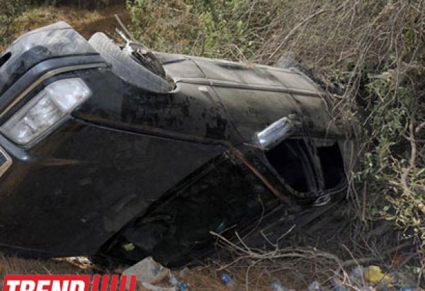 Bakıda qaçırılmış avtomobil polisdən yayınarkən Salyanda aşıb