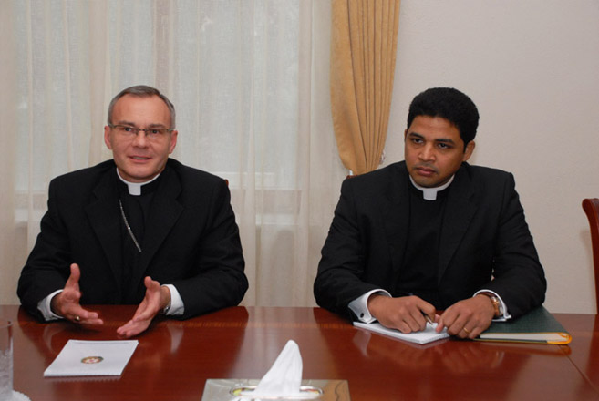 Elmar Məmmədyarov Vatikanın yeni apostol nunsisi ilə görüşüb (FOTO)