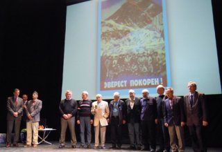 Исрафил Ашурлы отмечен в Москве почетным знаком "Покоритель Эвереста" (фото)