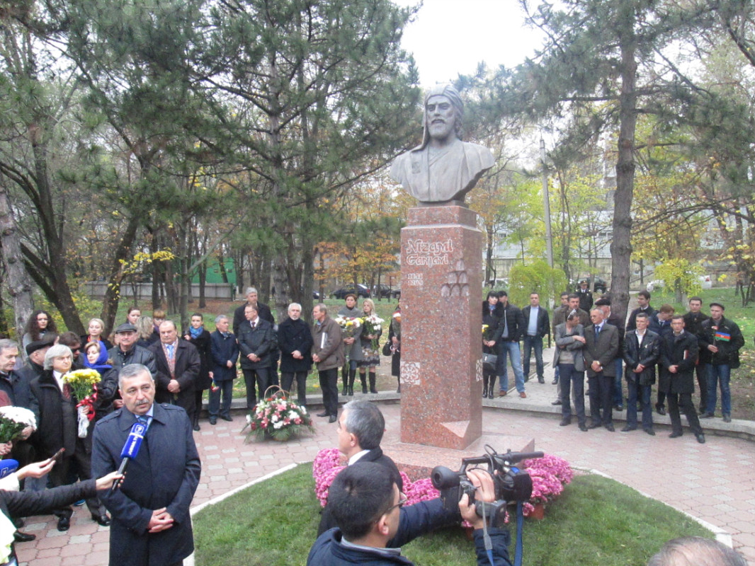 В Молдове состоялось открытие обновленного парка имени Низами Гянджеви (фото)