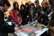 В Баку представлена арт-терапия "Древнее искусство эбру и шепот рисунков" (фотосессия)