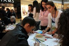 В Баку представлена арт-терапия "Древнее искусство эбру и шепот рисунков" (фотосессия)