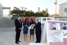 Президент Азербайджана ознакомился с ходом благоустройства территории вокруг площади Государственного флага (ФОТО)