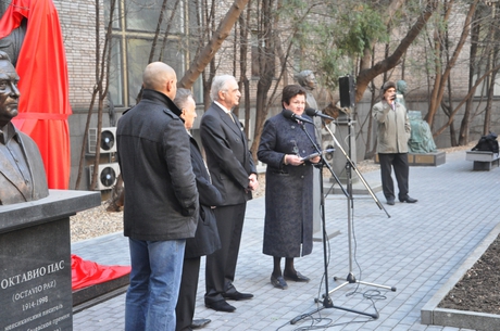 В Москве установлен памятник выдающемуся азербайджанскому мыслителю М.Ф. Ахундзаде (ФОТО)