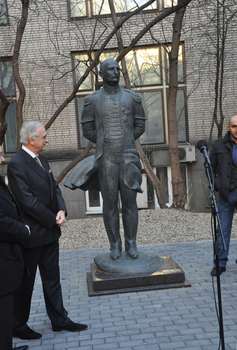 В Москве установлен памятник выдающемуся азербайджанскому мыслителю М.Ф. Ахундзаде (ФОТО)