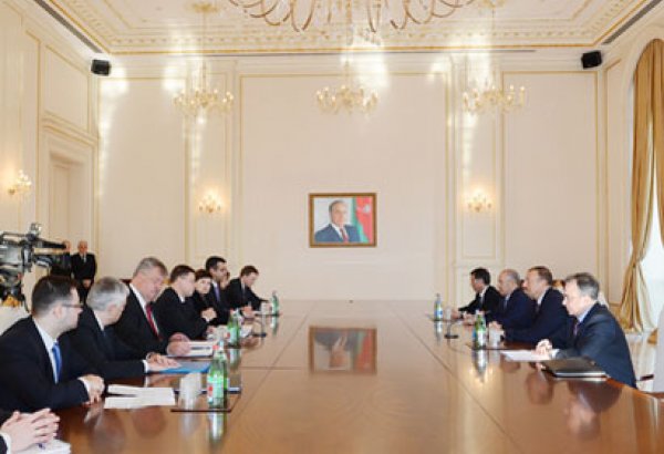 Президент Азербайджана принял делегацию во главе с премьер-министром Латвии