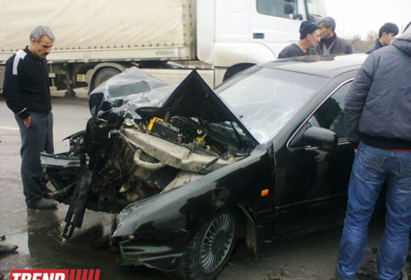 Sumqayıtlı sürücü avtomobilini yolayrıcına çırparaq ölüb