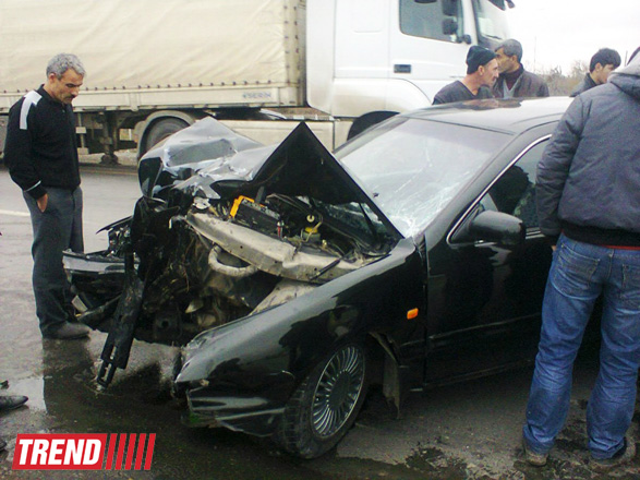 Qobustanda yük maşını ilə toqquşan minik avtomobilinin sürücüsü ölüb