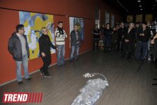 В Баку представлены картины, созданные при помощи колющих и режущих предметов, портреты из нот и "Релакс" (фото)