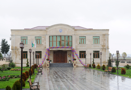 Ильхам Алиев принял участие в открытии административного здания Физулинского районного отделения партии "Ени Азербайджан" (ФОТО)
