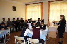 Учащиеся бакинской школы показали спектакль "Лейли и Меджнун" Низами Гянджеви
