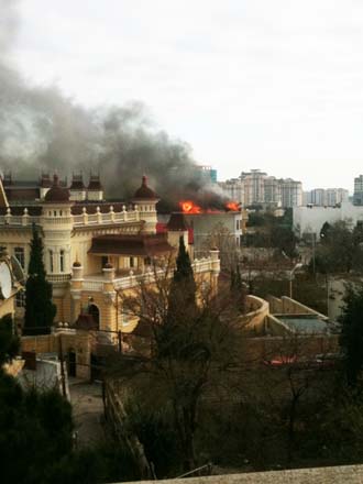 Пожар в трехэтажном частном доме в Баку потушен (версия 2)  (ФОТО)