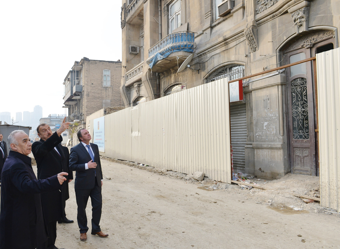 Президент Азербайджана ознакомился со строительными работами, проводимыми на улицах Физули и Мирзаги Алиева (ФОТО)