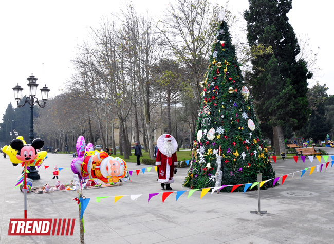 Вечером 13 января в Баку начнется демонтаж новогодних елок