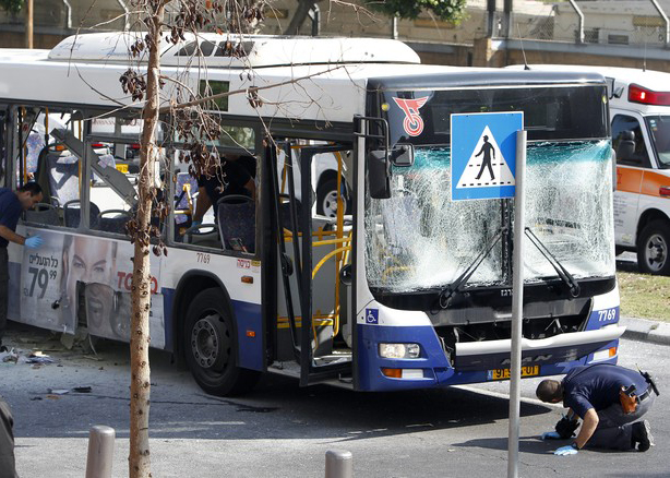Четыре человека пострадали при взрыве в Тель-Авиве (версия 2)