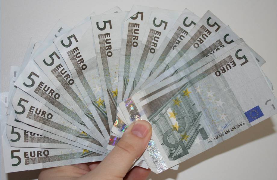 Президент ЕЦБ представил новую банкноту 5 евро