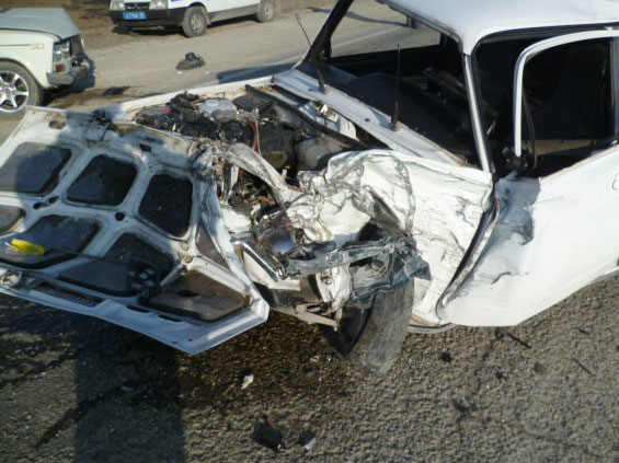В Азербайджане водитель легкового автомобиля погиб, врезавшись в грузовик КамАЗ
