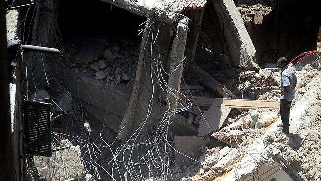 Жилой дом рухнул в Египте, есть жертвы, под завалами остаются люди