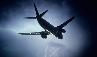 В Анталии в самолет с туристами ударила молния