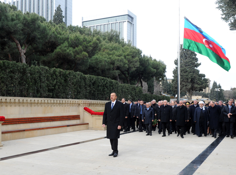 Azerbaijani President pays tribute to martyrs (PHOTO)